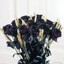 Букет 17 черных роз с рожью