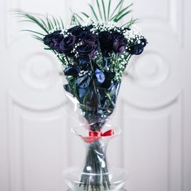 Букет 19 черных роз с гипсофилой