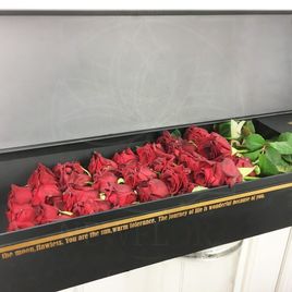 35 красных роз в длинной коробке