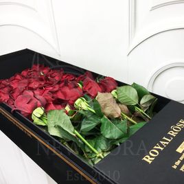 35 красных роз в длинной коробке