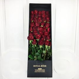 35 красных роз в длинной коробке