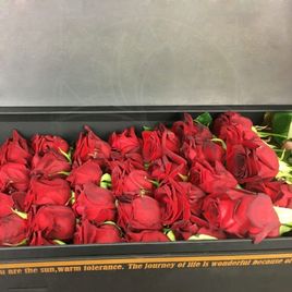 35 красных роз в длинной коробке