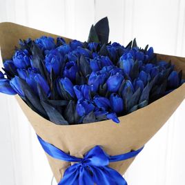 Букет 101 синий тюльпан (цвет года 2020 по версии Pantone)