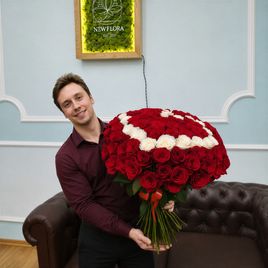 Букет сердце 101 красная и белая роза (Эквадор)