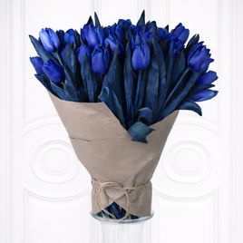 Букет 51 синий тюльпан в крафт-бумаге