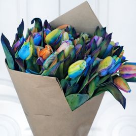 Букет 51 радужный тюльпан в крафт-бумаге