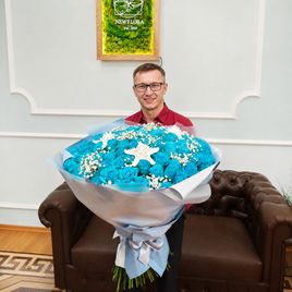 Букет 101 изумрудная роза с морскими звёздами