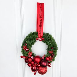 Новогодний венок из живого лапника с красными ёлочными игрушками (25 × 25 см)