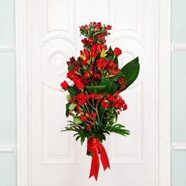 Вертикальный букет с амариллисами, розами и зеленью (для Rosneft, ПМЭФ’18)