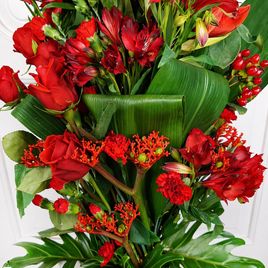 Вертикальный букет с амариллисами, розами и зеленью (для Rosneft, ПМЭФ’18)