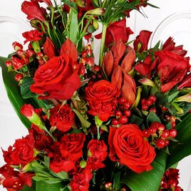 Вертикальный букет с амариллисами, розами и зеленью (для Rosneft, ПМЭФ’18)