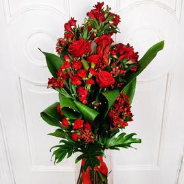 Вертикальный букет с амариллисами, розами и зеленью (для Rosneft, ПМЭФ’18)