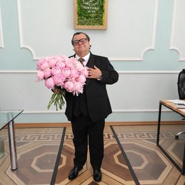 Букет 21 отборный розовый пион (на фото Сергей Рост)