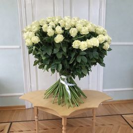 Букет 101 белая роза высотой 100см