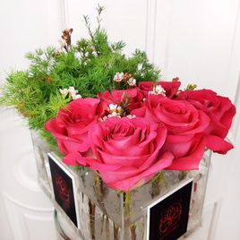 9 роз с зеленью в акриловой коробке