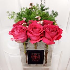 9 роз с зеленью в акриловой коробке