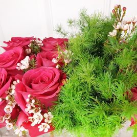 9 роз с зеленью в акриловой коробке