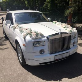 Свадебное украшение автомобиля с гортензиями и орхидеями