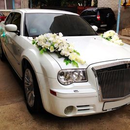 Свадебное украшение автомобиля с левкое, фаленопсис и гортензиями