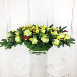Композиция из 21 розы с орхидеями и зеленью