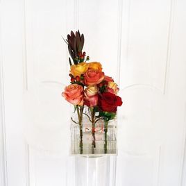 9 роз в акриловой коробке с зеленью