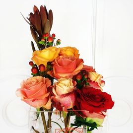 9 роз в акриловой коробке с зеленью