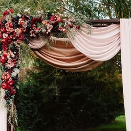 Арка для свадьбы с розами, хамелациум и фруктами