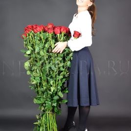 Букет 55 красных роз высотой 130см