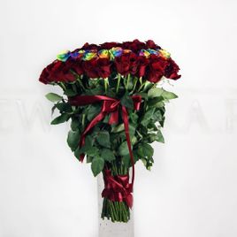 Букет сердце 101 роза с радужными (Юж. Америка)