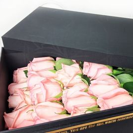 17 розовых роз в длинной коробке