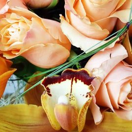 Букет сердце 35 роз с орхидеями