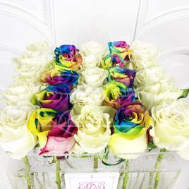 25 радужных и белых роз в акриловой коробке