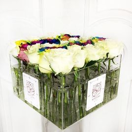 25 радужных и белых роз в акриловой коробке