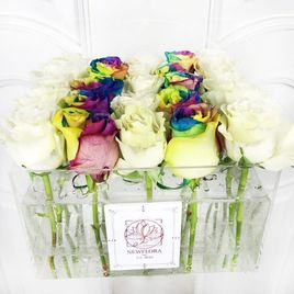 25 радужных и белых роз в акриловой коробке