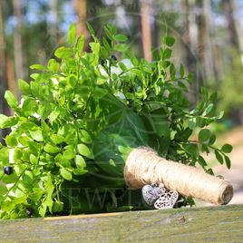 Свадебный букет с черникой и лизиантусом