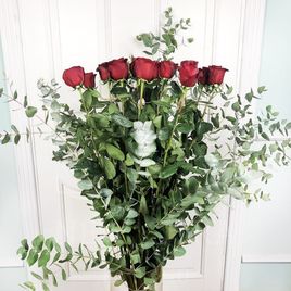 Букет 15 красных роз высотой 150см с гигантским эвкалиптом