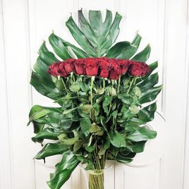 Букет 35 красных роз высотой 100см с гигантской монстерой