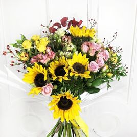 Букет подсолнухов с кустовыми розами и зеленью