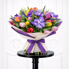 Букет 25 тюльпанов с орхидеями ванда