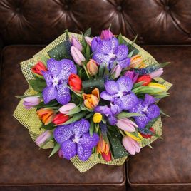 Букет 25 тюльпанов с орхидеями ванда