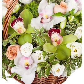 Корзина цветов с орхидеями, розами и эустомой