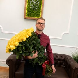 Букет 25 желтых роз высотой 100 см (Эквадор)