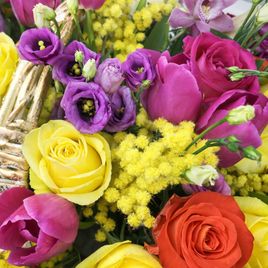 Корзина цветов с мимозой, розами, тюльпанами, орхидеями и зеленью