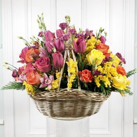 Корзина цветов с мимозой, розами, тюльпанами, орхидеями и зеленью