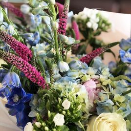 Букет пионов с гортензией, вероникой и дельфиниум