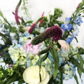 Букет пионов с гортензией, вероникой и дельфиниум