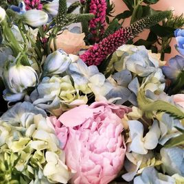 Букет пионов с гортензией, вероникой и дельфиниум