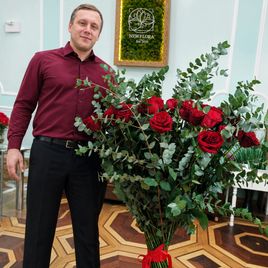 Букет 69 красных роз высотой 130 см с гигантским эвкалиптом (Эквадор)