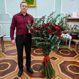 Букет 69 красных роз высотой 130 см с гигантским эвкалиптом (Эквадор)