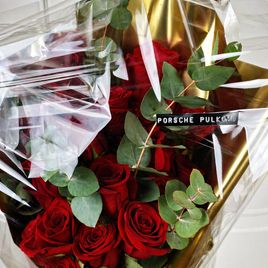 Букет 25 красных роз с эвкалиптом в золотой упаковке (для Porsche Pulkovo)